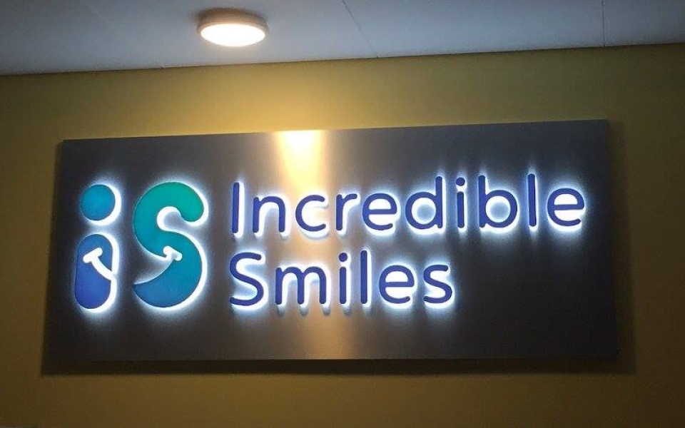 3D Illuminated Logo - Incredible Smiles